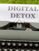 Schreibmaschine mit Blatt auf dem Digital Detox steht