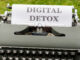 Schreibmaschine mit Blatt auf dem Digital Detox steht