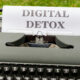 Schreibmaschine mit Blatt auf dem Digital Detox steht